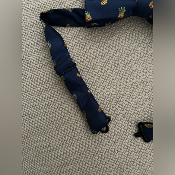 Bowtie Behavior Navy Blue Bowtie 🍍 Pineapple print - Picture 5 of 10